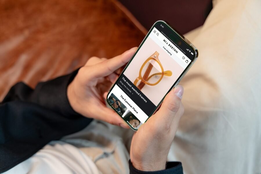 Mia Burton accelera sull’espansione: crescita record, modello marketplace e nuova strategia globale per l’eyewear di lusso online