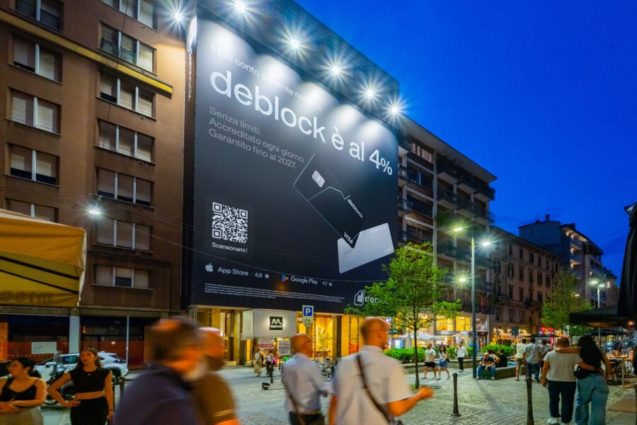 Deblock sceglie l’OOH per il debutto in Italia: così una fintech punta sulla comunicazione per conquistare il mercato