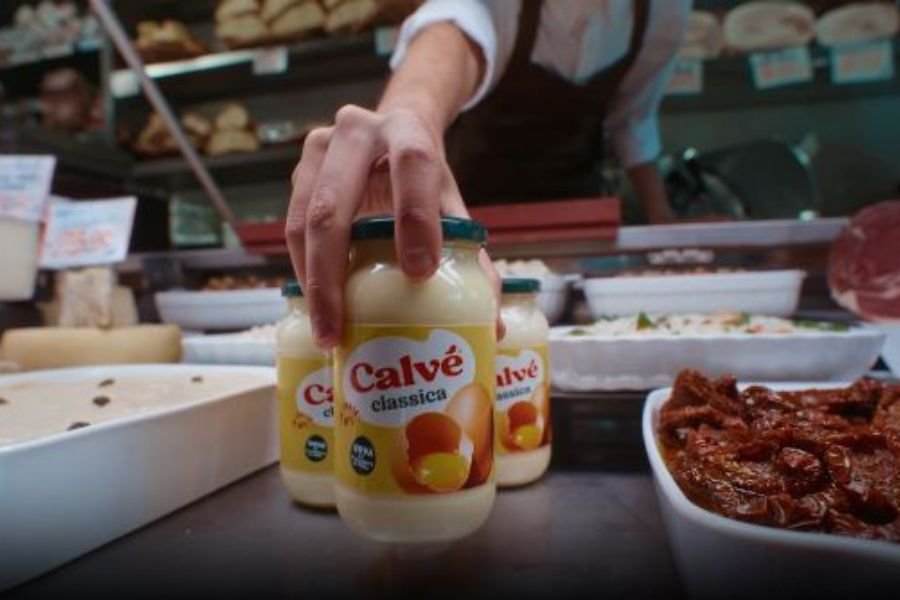 Calvé torna in comunicazione: come si rilancia un brand storico senza rinunciare alla contemporaneità