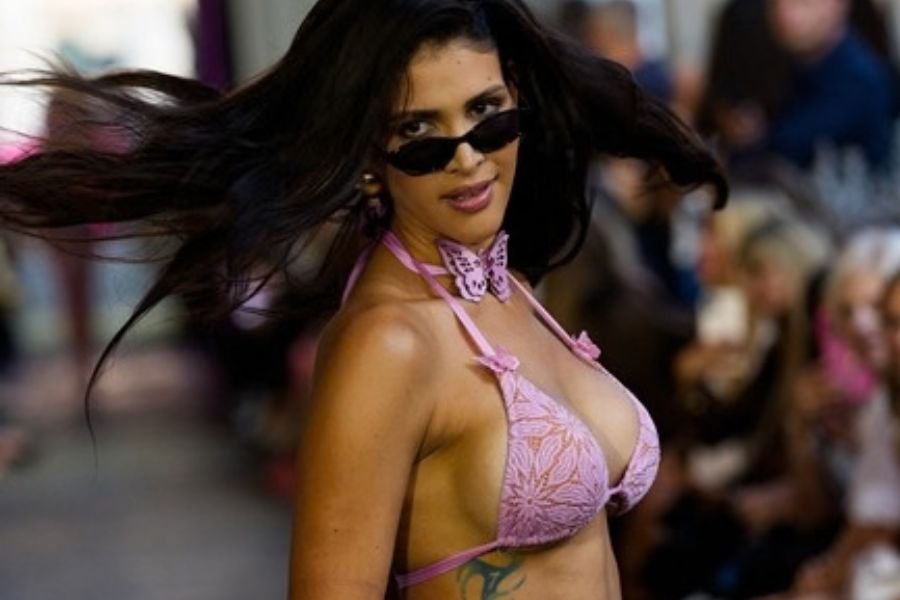 Pin-Up Stars presenta la SS27: fiori, beachwear sartoriale e suggestioni nautiche