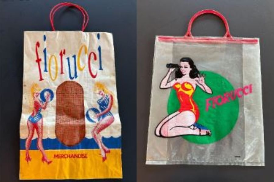 Shopping bag anni ’80: a Milano una mostra racconta moda, grafica e cultura pop attraverso i sacchetti dei negozi